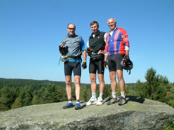 Láďa miloval cyklistiku v okolí sportovního táboru UK na Albeři. Snímek je z Hadího vrchu  z roku 2004.